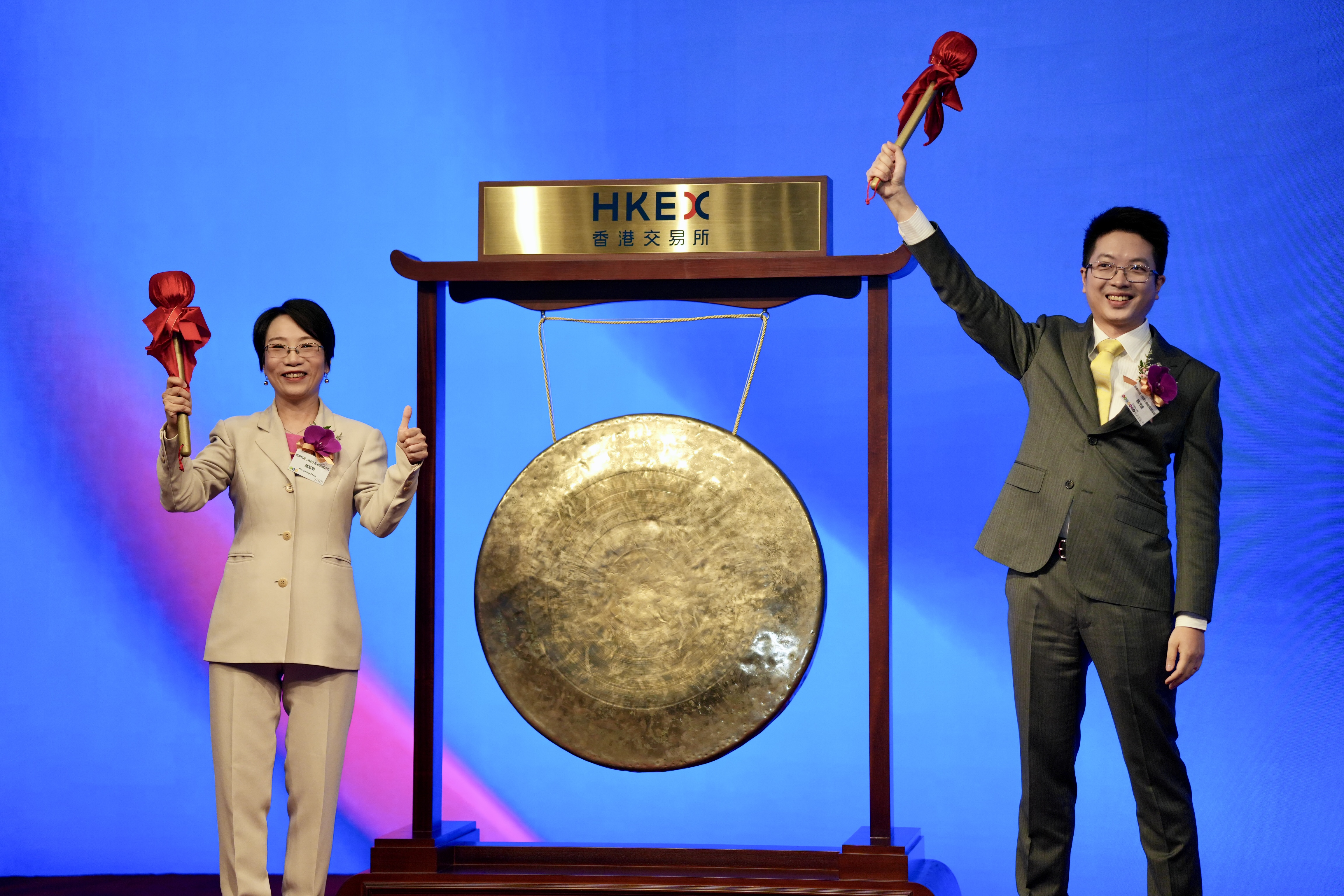 敲锣照.jpg